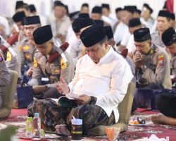 Jelang Hari Bhayangkara ke-77, Kapolda Jatim Bersama Ribuan Jamaah Khidmat Dalam Bersholawat