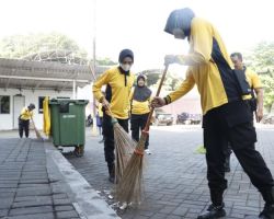 Peduli Lingkungan, Polres Pelabuhan Tanjung Perak Bersih-Bersih Kawasan Wisata Religi