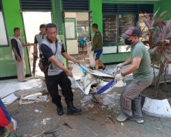Solid, TNI – Polri di Sidoarjo Gotong – Royong Perbaiki Mako Koramil Tanggulangin