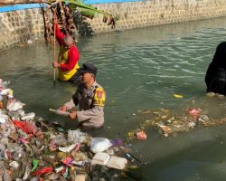 Peduli Lingkungan Polisi RW Polres Tuban Bersama Warga Bersihkan Sampah di Sungai