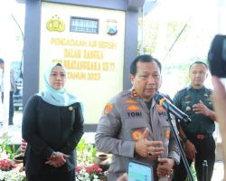 Sambut Hari Bhayangkara ke 77, Kapolda Jatim Salurkan Bantuan Air Bersih dan Bedah Rumah