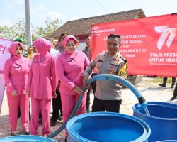 Polres Tuban Droping Air Bersih Untuk Warga di Pegunungan
