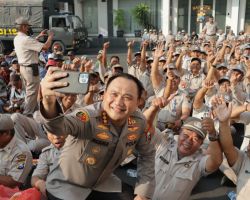 Jalin Kebersamaan, Polrestabes Surabaya Sarapan Bareng 600 Abang Becak 