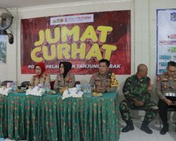 Jumat Curhat, Kapolres Pelabuhan Tanjung Perak Berbagi Paket Sembako ke Warga