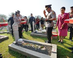Jelang HUT ke-77 Bhayangkara, Kapolri bersama Jajaran Ziarah ke TMP Kalibata 