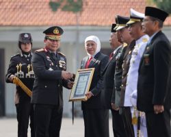 Hari Bhayangkara ke-77, Kapolda Jatim Beri Penghargaan Tan Hana Dharma Mangrwa Kepada Forkopimda Jawa Timur
