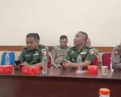 Danramil Wonokromo Nonton Bareng Acara KASAD Award 2023 di Kodim 0832