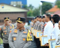 Kapolda Jatim Beri Penghargaan Puluhan Personel Polri dan PNS serta Masyarakat Umum