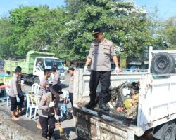 Peduli Lingkungan, Polda Jatim Bersama Warga Bersihkan Sampah di Sepanjang Pantai Kenpark