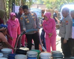 Polres Bondowoso Salurkan Bantuan Sembako dan Air Bersih Untuk Warga Tegalampel