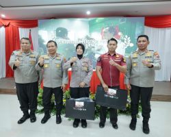 Kapolda Jatim Beri Penghargaan Dua Anggota Polres Bangkalan