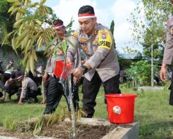 Polri Lestarikan Negeri, Polres Tulungagung Tanam Pohon Buah Secara Serentak