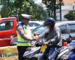 Sambut HUT RI ke-78, Polrestabes Surabaya Berbagi Bendera Merah Putih ke Pengguna Jalan