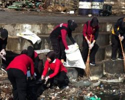 Peduli Lingkungan, Polwan Polres Gresik Bersihkan Sampah di Pantai Pekelingan