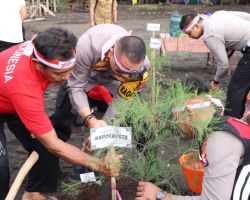 Lestarikan Negeri di HUT RI ke - 78, Polresta Banyuwangi Tanam 1.531 Bibit Pohon Serentak