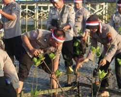 Cegah Abrasi, Polisi Tanam Bibit Pohon Mangrove di Pantai Ekowisata Mangrove Lembung Pamekasan