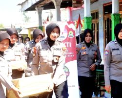 Polwan Polres Probolinggo Berikan Bantuan Wujud Polisi Peduli Disabilitas