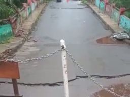 Hujan Deras, Jembatan Penghubung di Sukaraja Bogor Ambles