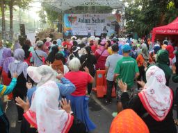Peserta Rela Menunggu Undian Berjam-Jam, Jalan Sehat Bersama PWI Jatim Berlangsung Meriah