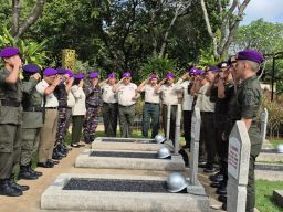 Doa dan Tabur Bunga Komenwa Indonesia bersama LKN ASTACITA untuk Para Pahlawan Bangsa di TMP Kalibata