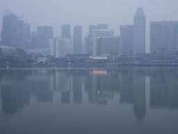 Kabut Asap Kebakaran Hutan Indonesia Selimuti Singapura, Gedung Pencakar Langit Terlihat Samar