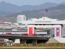 Jembatan Sungai Yalu Baru China-Korea Utara Mulai Beroperasi, Truk Barang Padati Perbatasan