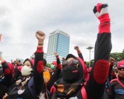 Jokowi: Revisi Aturan JHT