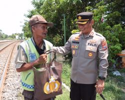 Peduli Sesama, Polres Lamongan Berbagi untuk Relawan Penjaga Perlintasan Kereta Api