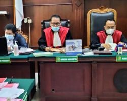 Gelapkan Uang Toko Makmur Sebesar 253 Juta, Zipora Theda Jadi Pesakitan di PN Surabaya