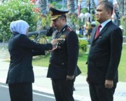Gubenur Jawa Timur Beri Penghargaan Jajaran Polda Jatim di Hari Bhayangkara ke 77