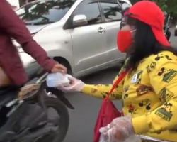 Ketika Penyandang Disabilitas Turun ke Jalan Bagikan Takjil ke Warga yang Membutuhkan