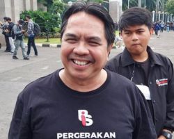 Bikin Vlog Belakangi Jokowi, Ade Armando Minta PDIP Ingatkan Puan Maharani