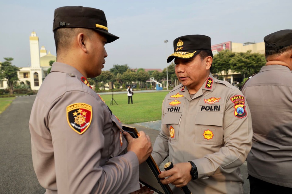 Inovasi Ngaspol, Kapolsek Banyuates Polres Sampang Peroleh Penghargaan dari Kapolda Jatim