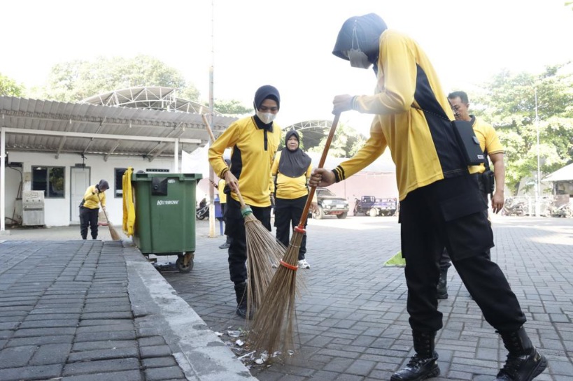 Peduli Lingkungan, Polres Pelabuhan Tanjung Perak Bersih-Bersih Kawasan Wisata Religi
