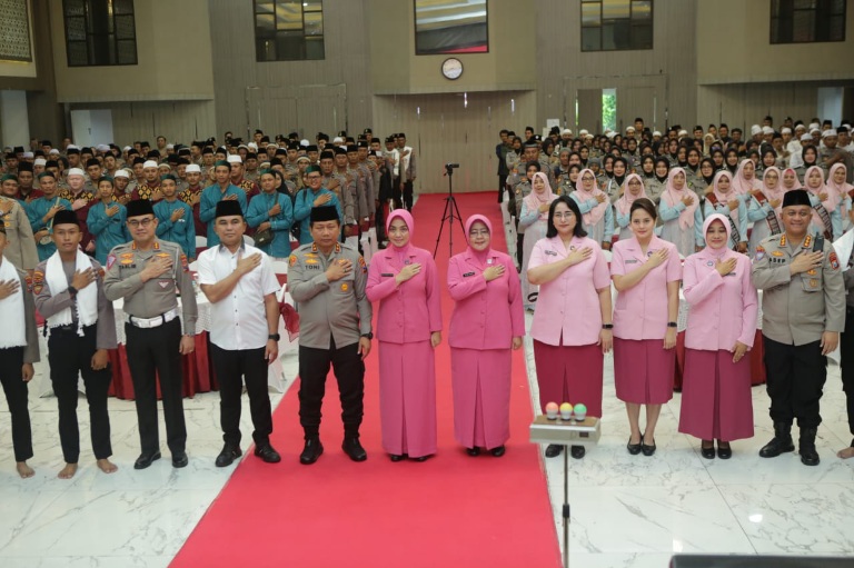 Kapolda Jatim Didampingi Ketua PD Bhayangkari Buka Festival Sholawat dan Hadrah