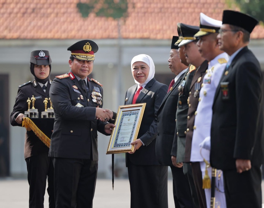 Hari Bhayangkara ke-77, Kapolda Jatim Beri Penghargaan Tan Hana Dharma Mangrwa Kepada Forkopimda Jawa Timur