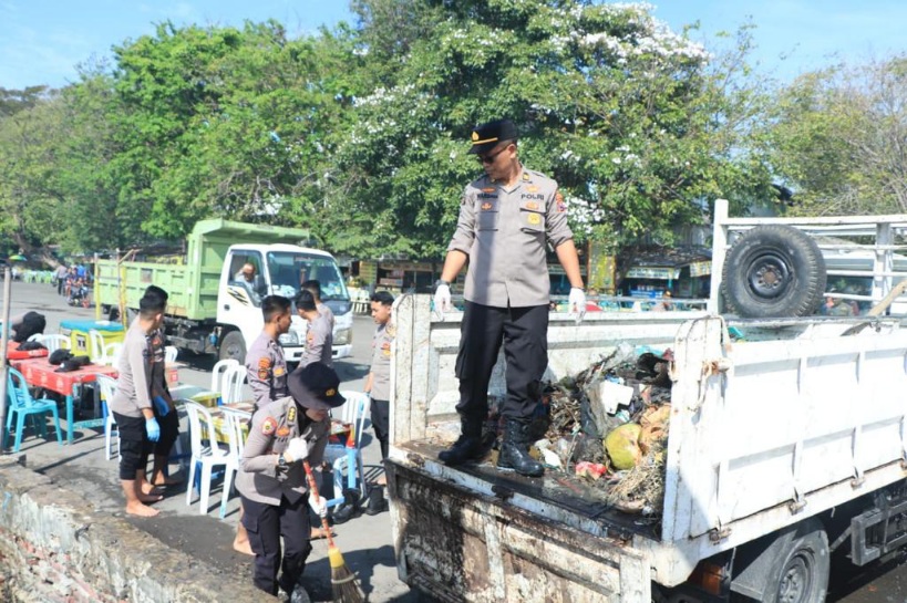 Peduli Lingkungan, Polda Jatim Bersama Warga Bersihkan Sampah di Sepanjang Pantai Kenpark