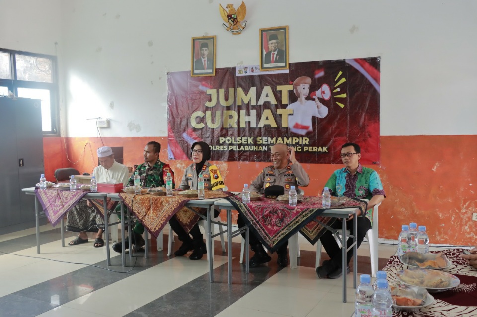 Jumat Curhat Bersama Warga Semampir, Kapolres Pelabuhan Tanjung Perak Sosialisasikan SIM Cak Bhabin