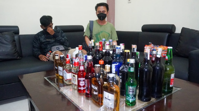 Polres Jombang Gelar Operasi Gabungan, Puluhan Botol Miras Diamankan