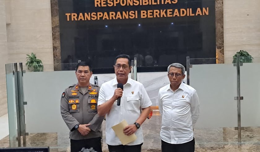 <p><strong>Direktur Tindak Pidana Umum (Dittipidum) Mabes Polri, Brigjen Pol Djuhandhani Raharjo Puro (tengah) didampingi Kepala Biro Penerangan Masyarakat Divisi Humas Polri Brigjen Ahmad Ramadhan (kiri) dalam konferensi pers di Mabes Polri, Selasa (01/0