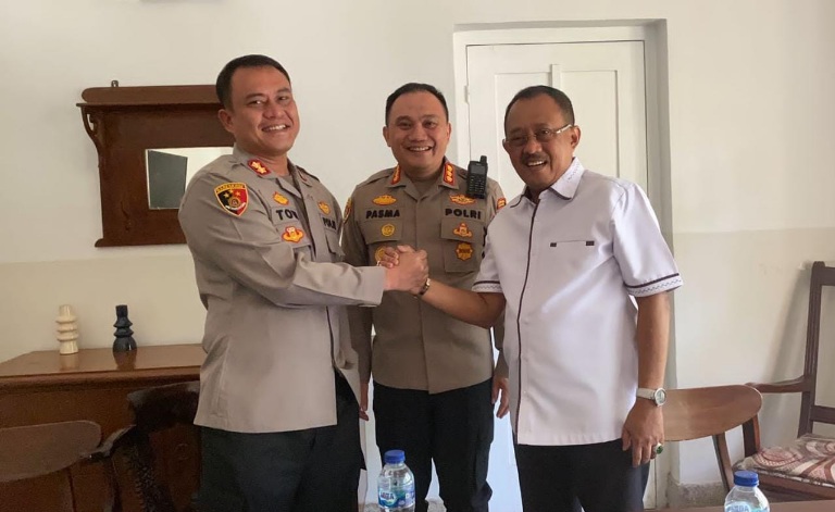 <p><strong>Kapolrestabes Surabaya Kombes Pol Pasma Royce (tengah) bersama Kabag Ops Polrestabes Surabaya AKBP Toni Kasmirin (kiri) dengan Wakil Walikota Surabaya Armudji (kanan).</strong></p>