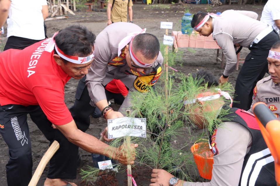 Lestarikan Negeri di HUT RI ke - 78, Polresta Banyuwangi Tanam 1.531 Bibit Pohon Serentak