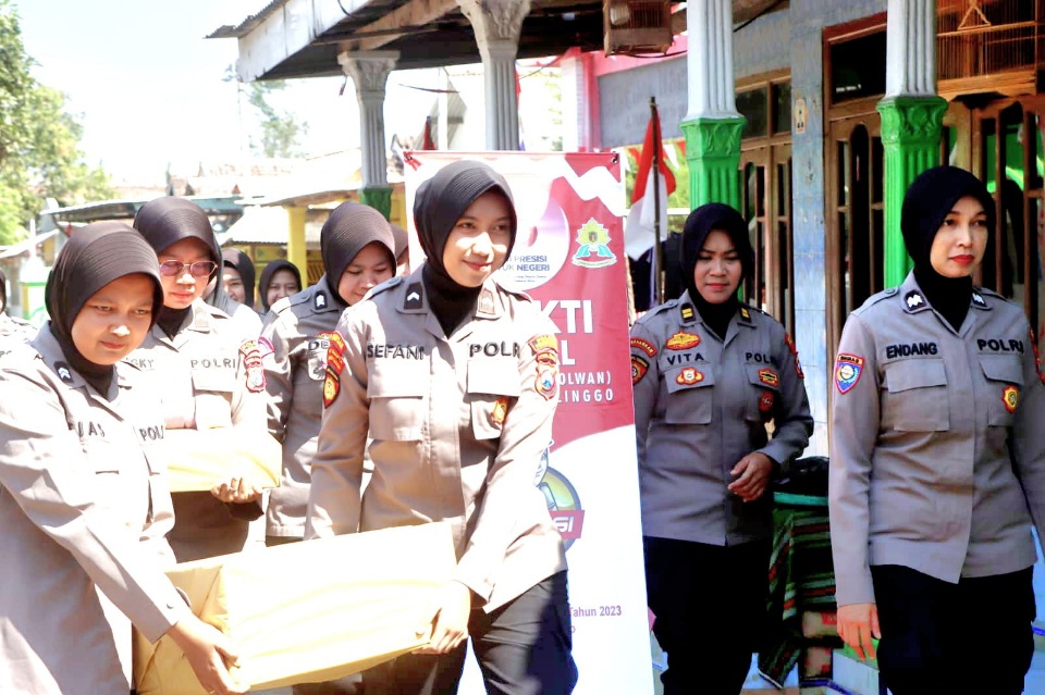 Polwan Polres Probolinggo Berikan Bantuan Wujud Polisi Peduli Disabilitas