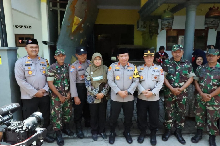 Kapolda Jatim Apresiasi Kinerja Polisi RW Desa Jambangan Pasuruan Kota Saat Jumat Curhat