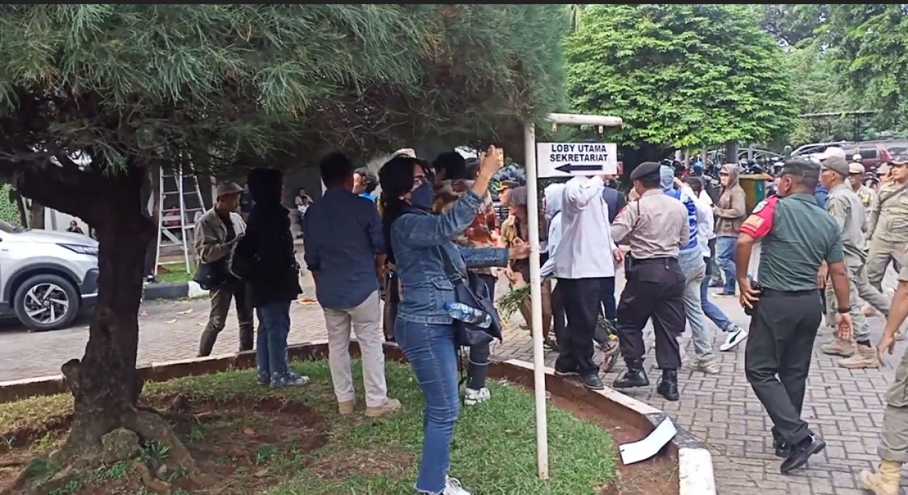 Aksi massa yang berujung anarkis di depan gedung DPRD Kota Bekasi.