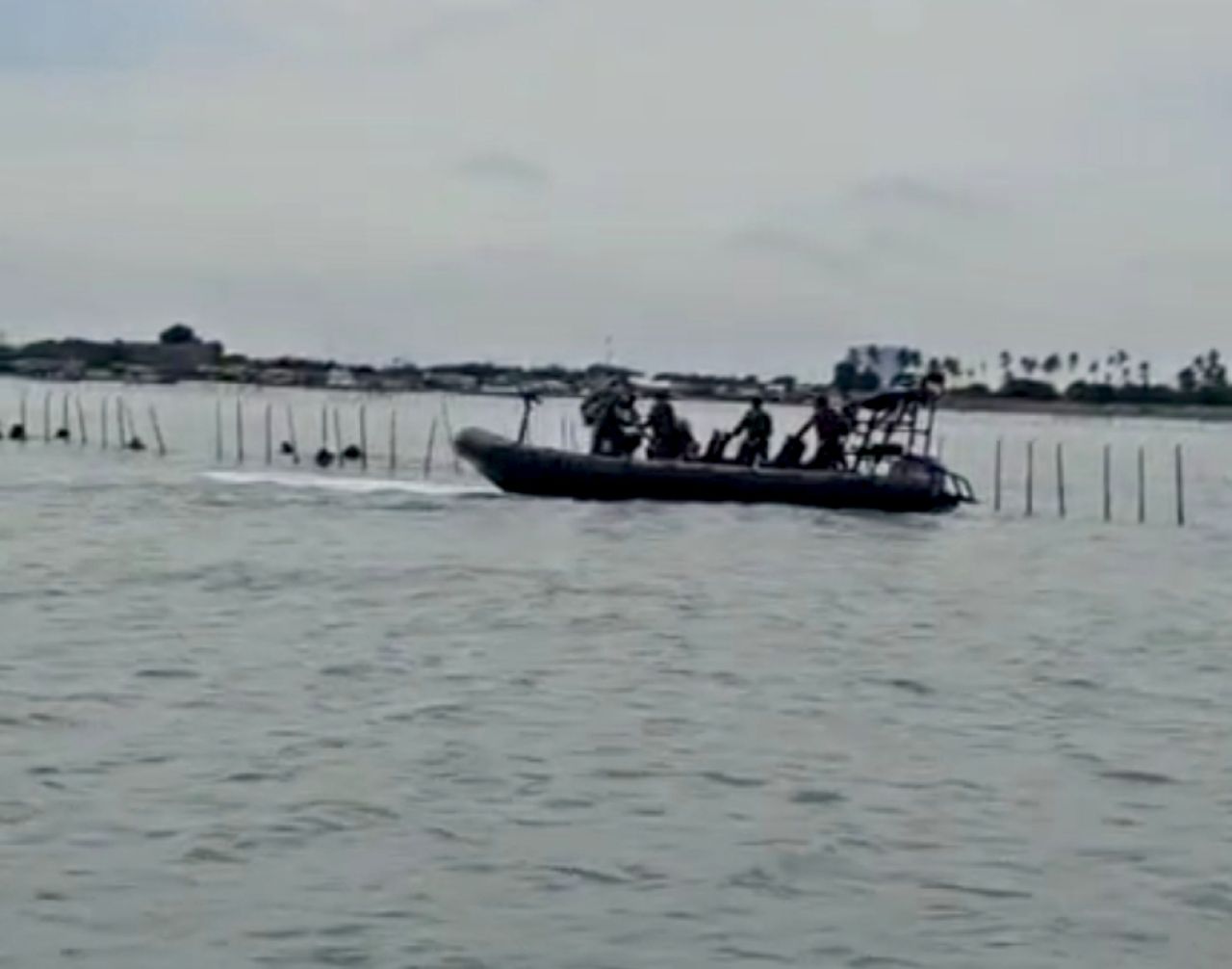 Prajurit TNI AL saat melakukan pembongkaran pagar laut di Tangerang.