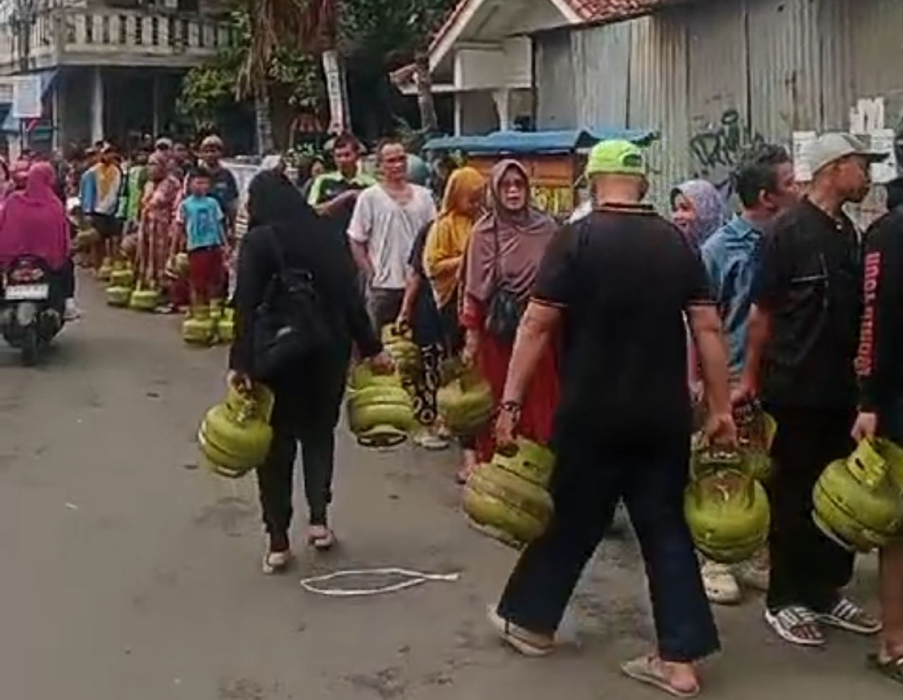 Warga tengah mengantre pembelian gas elpiji