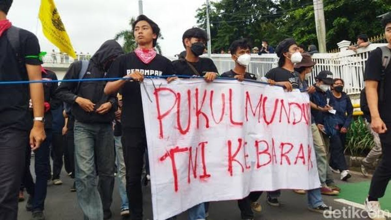 Aksi penolakan revisi UU TNI (Foto: Ist)