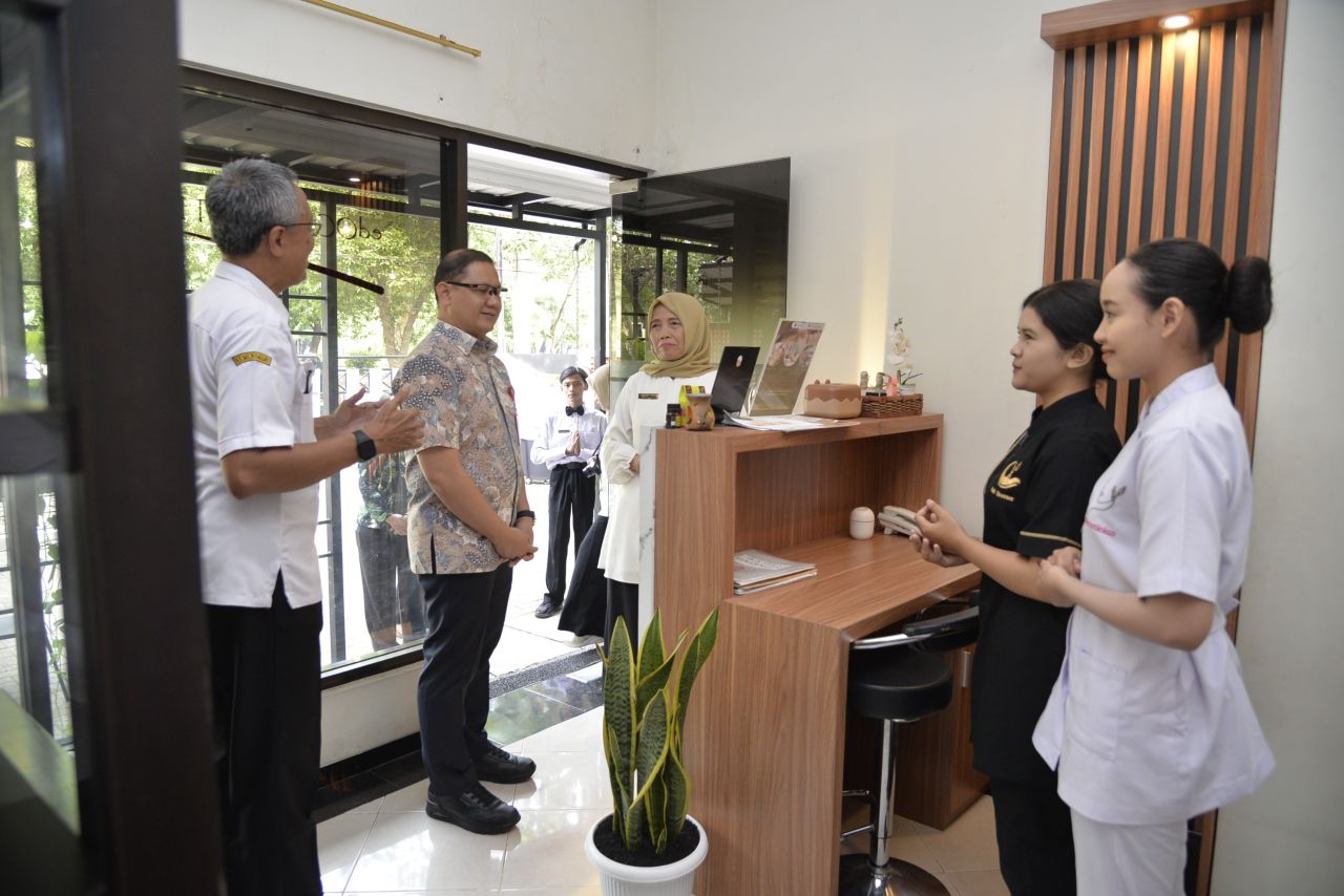 Meracik Kompetensi, Menyajikan Masa Depan: Kadindik Jatim Resmikan TEFA Pawon Satu & Cafe Satu SMKN