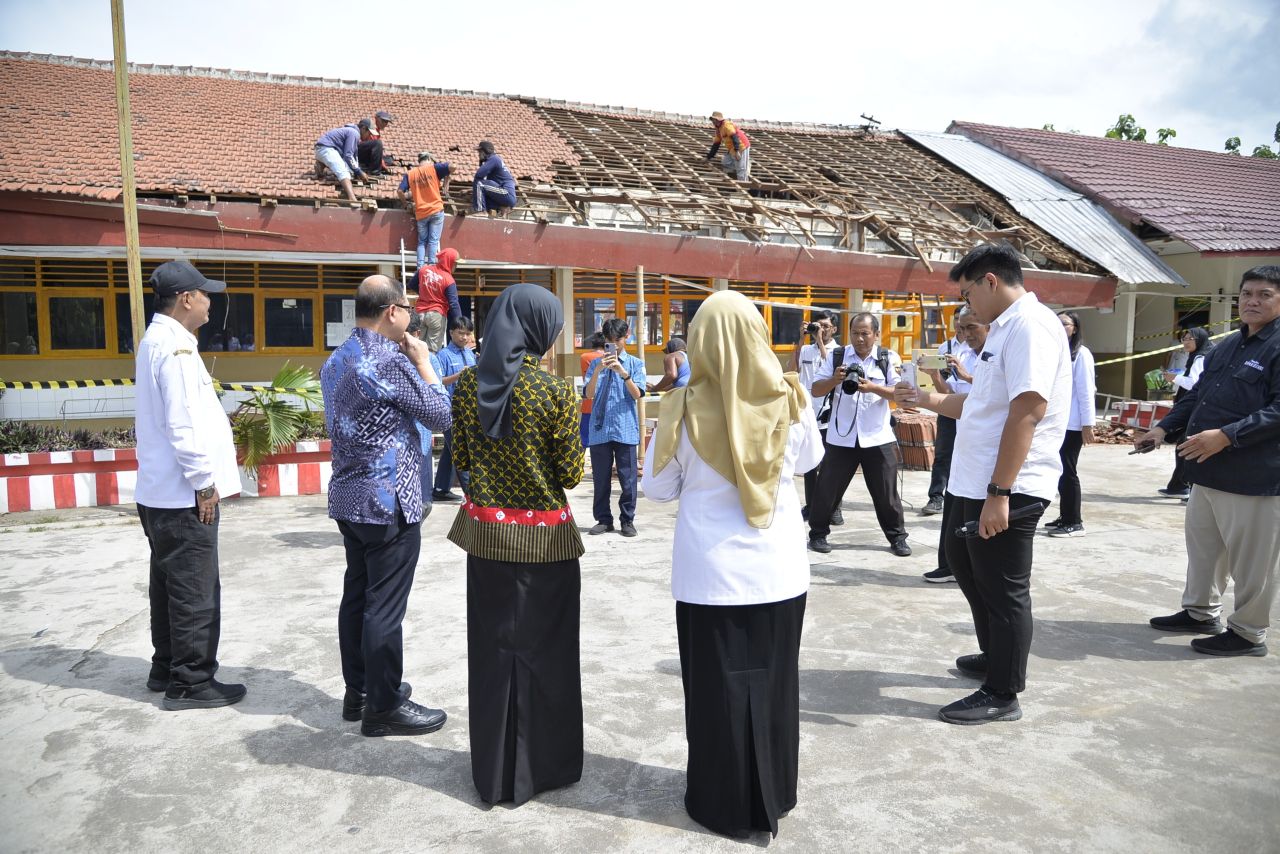 Respons Cepat Kadisdik Jatim, Aries Dampingi Wali Kota Kediri Tinjau SMAN 3 Terdampak Pohon Tumbang